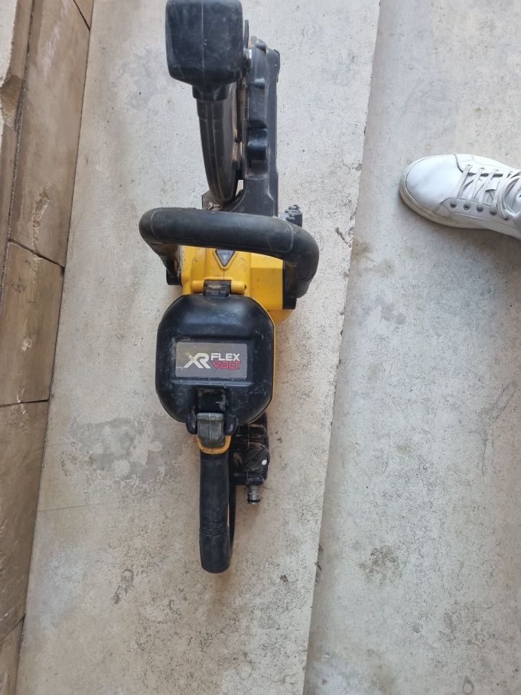 Фугорез Dewalt DCS690