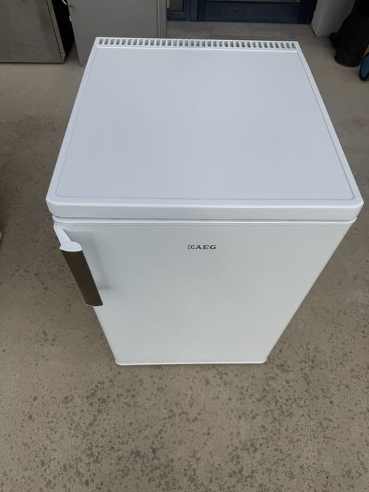 Малък хладилник AEG