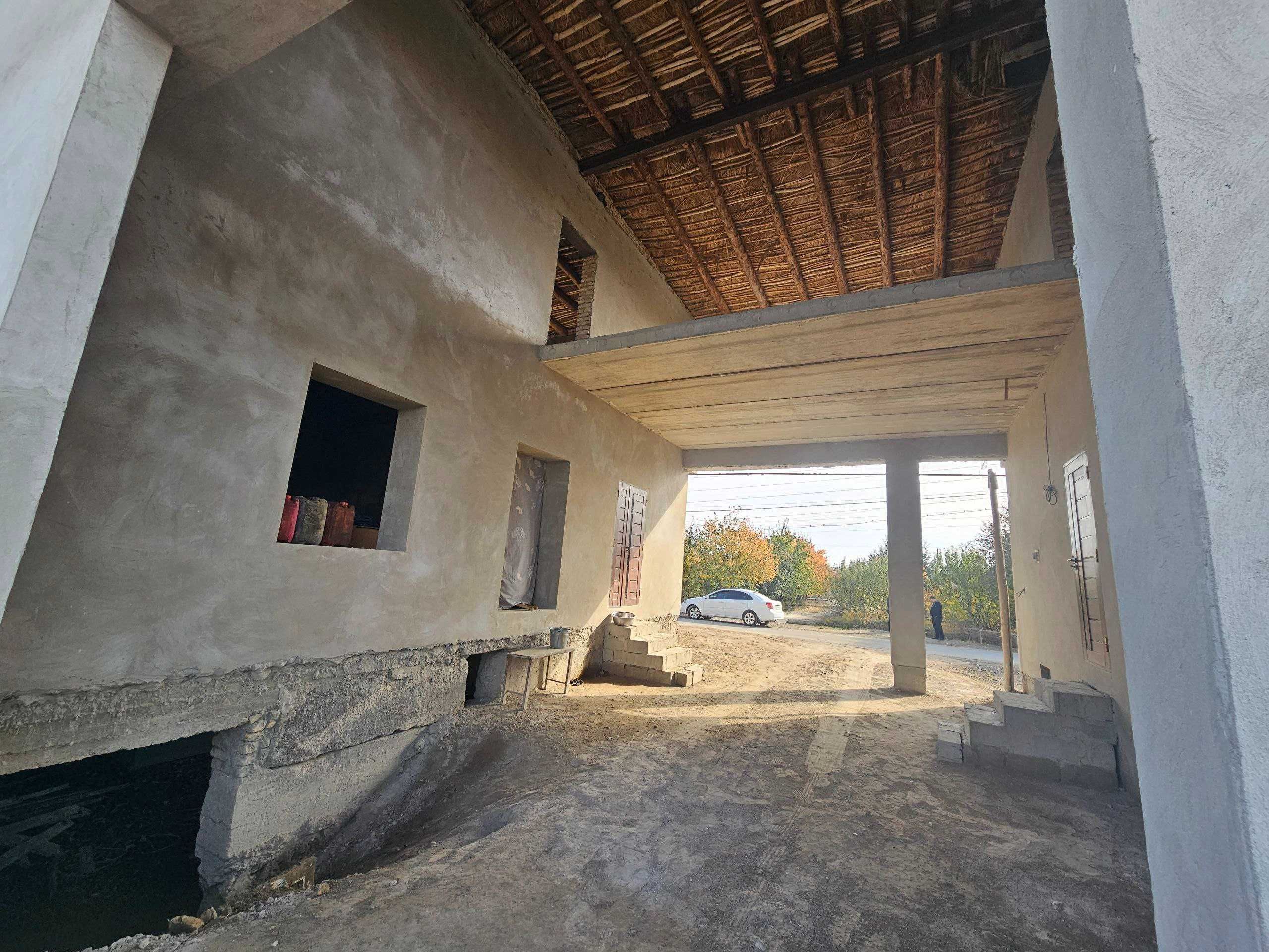 Jondor tumanida bino inshoot bolib tolash sharti asosida sotiladi