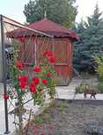 Беседка с остъклени врати и прозорци