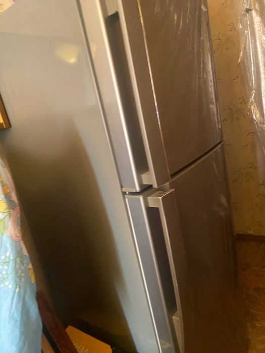 Продается холодильник Samsung в отличном состоянии всё заводское отлич