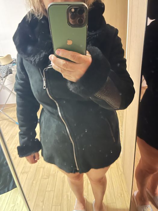 Дубленка натуральная, черного цвета, очень хорошего качества