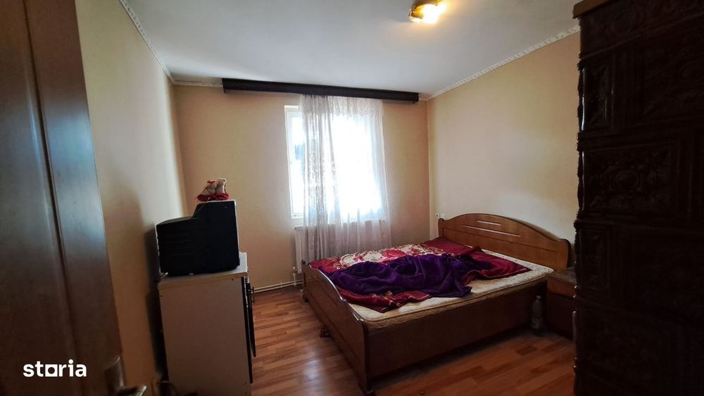 Agigea 3 camere decomandate 70 mp. 2 bai, etaj 1, centrala gaz, boxa