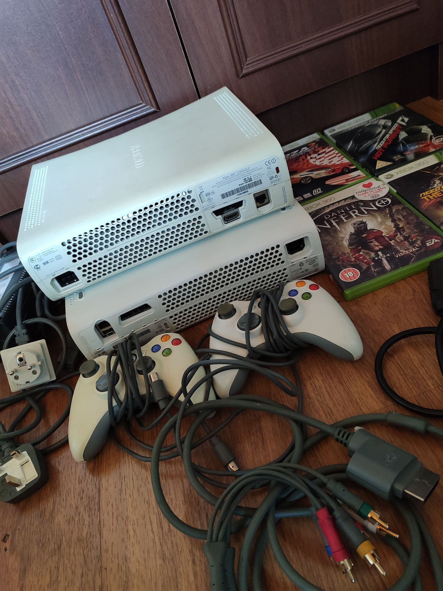 2 х Оригинални конзоли Xbox 360 със 4 игри и 2 джойстика + кабели