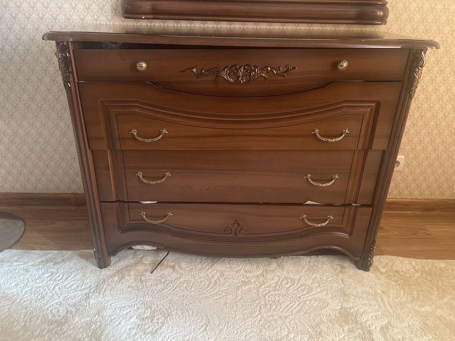Продам мебель, комод и зеркало