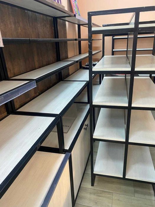 продам торговое оборудование (стеллажи, касса)