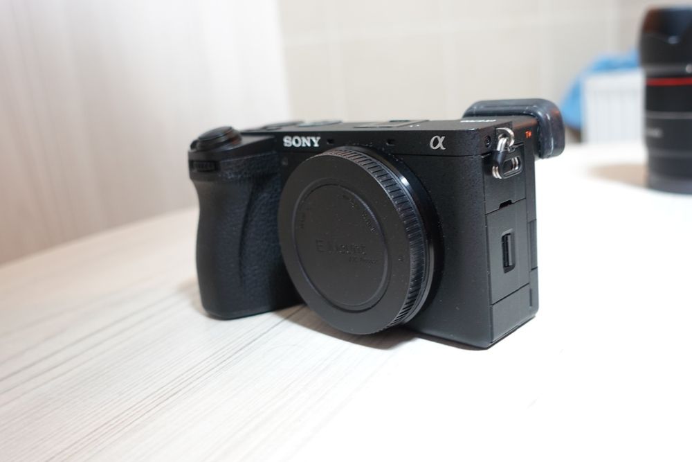 Sony Alpha A 6700 cu garantie 2 ani + incarcator extern cu 2 baterii