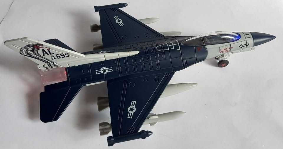 superbă machetă avion F 16, 1/72, pull back, cu lumini și sunete