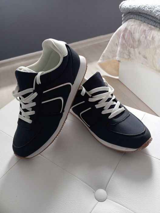 Чисто нови маратонки номер 39