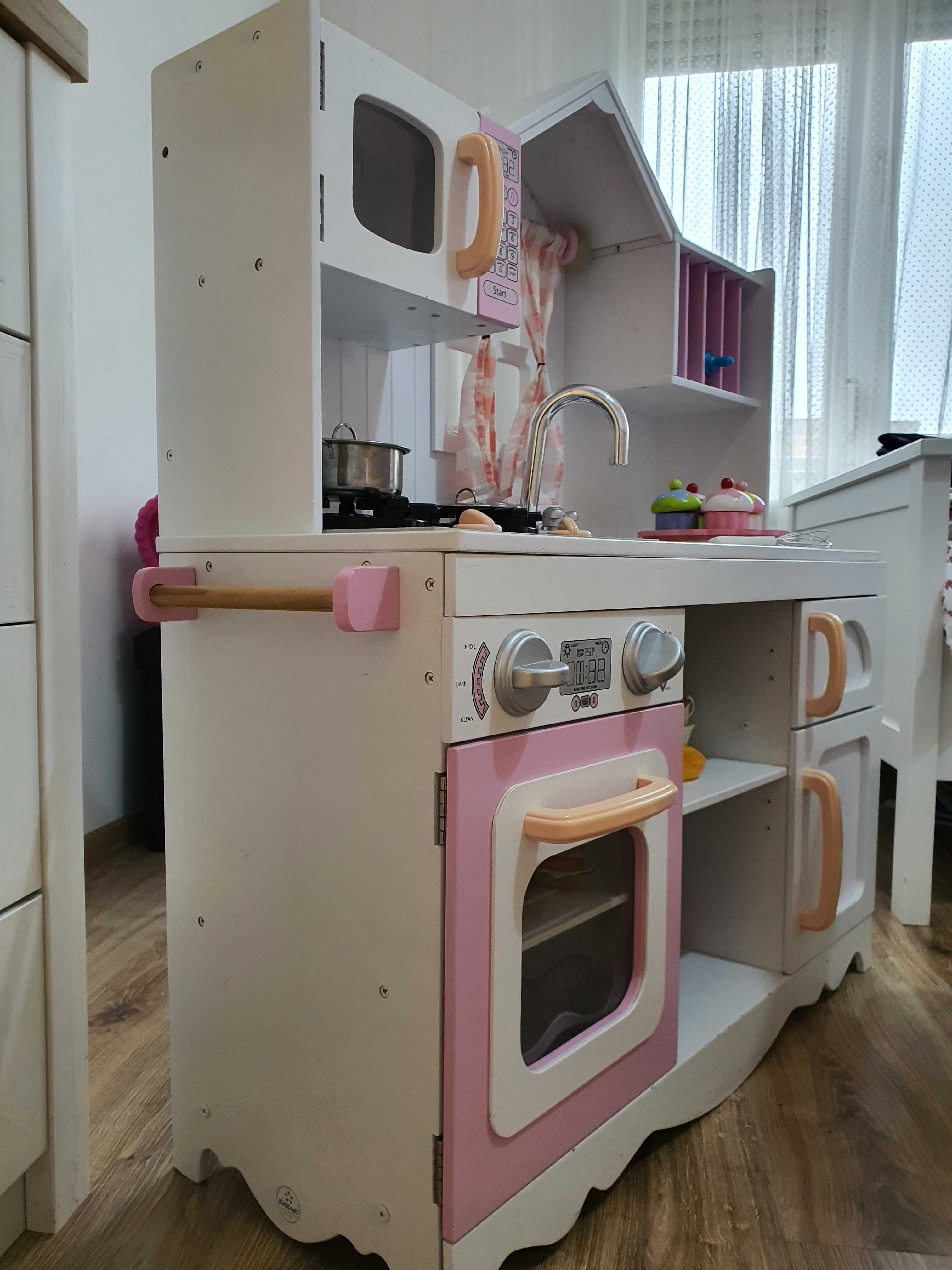 Детска дървена кухня тип къщичка