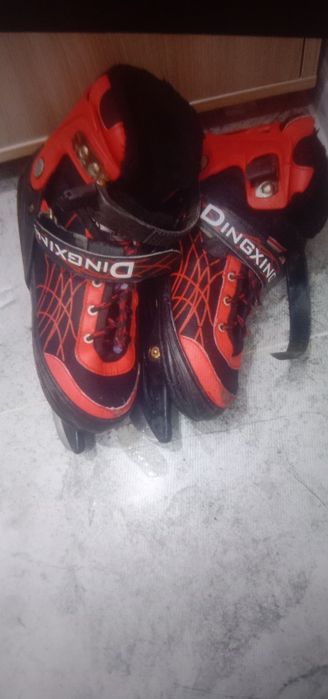 Продам коньки красные