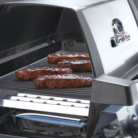 Продавам Барбекю Broil King Monarch 340