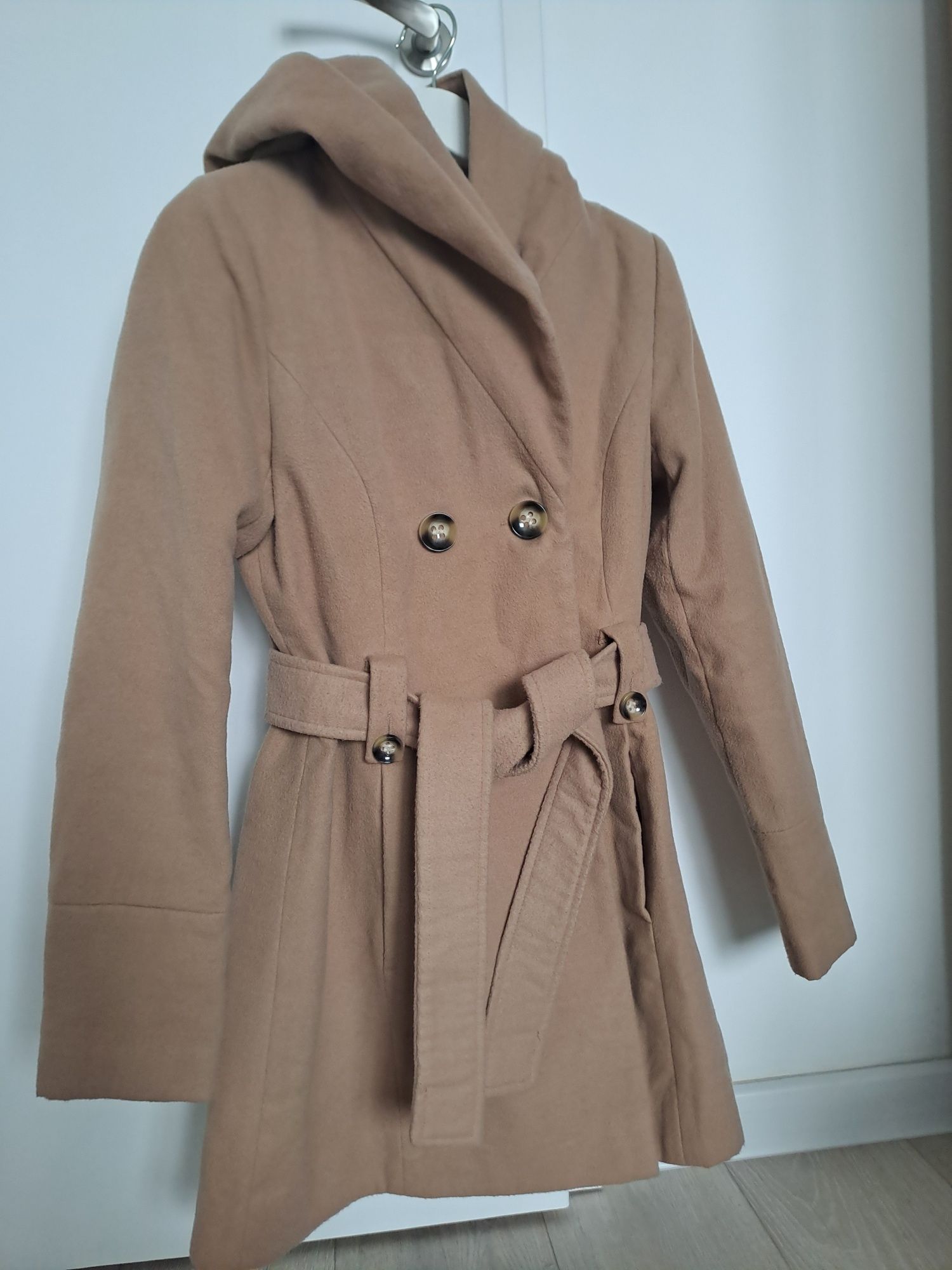 Зимно палто с качулка в бежов цвят