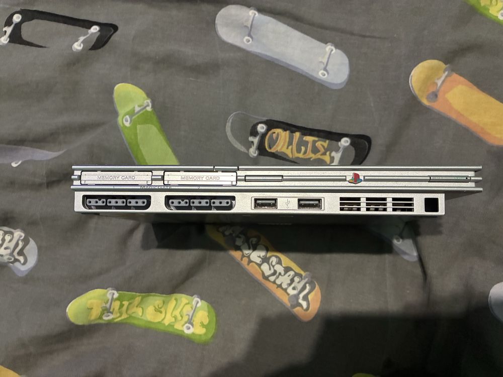PlayStation 2 Slim (SCPH-70004).
