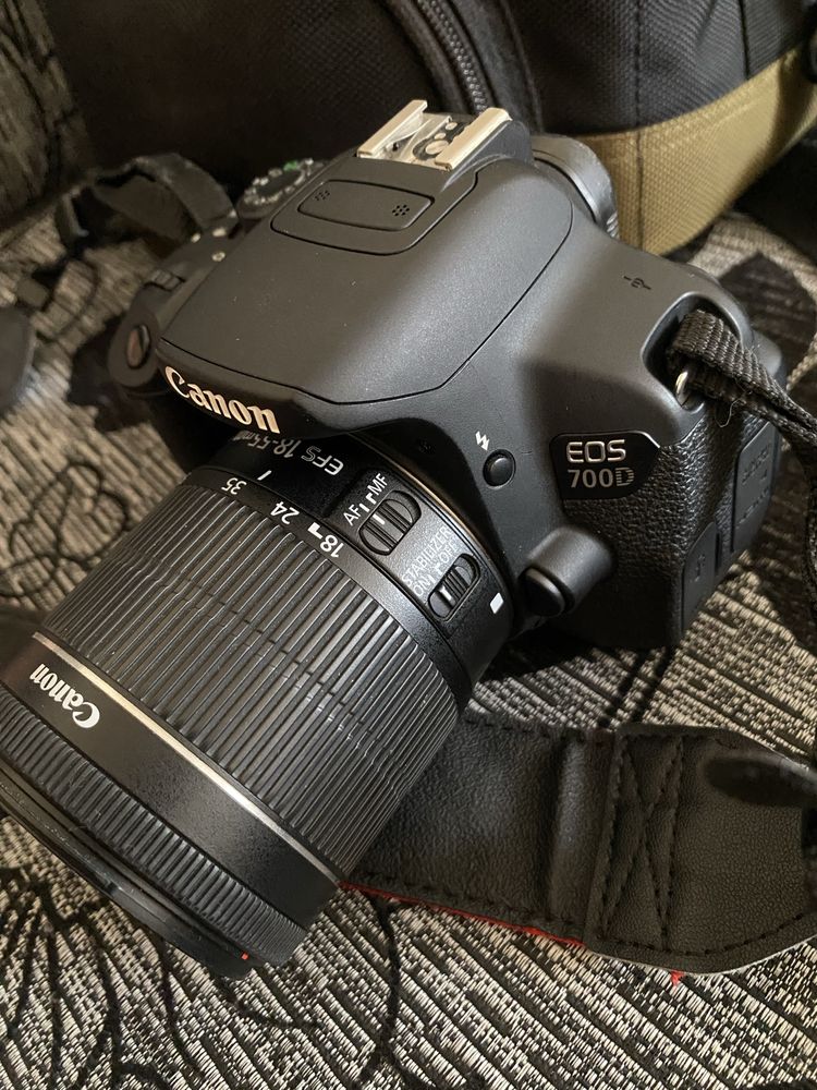 Canon  EOS  700D