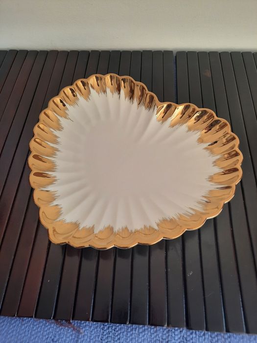 Platou nou din porțelan alb cu auriu