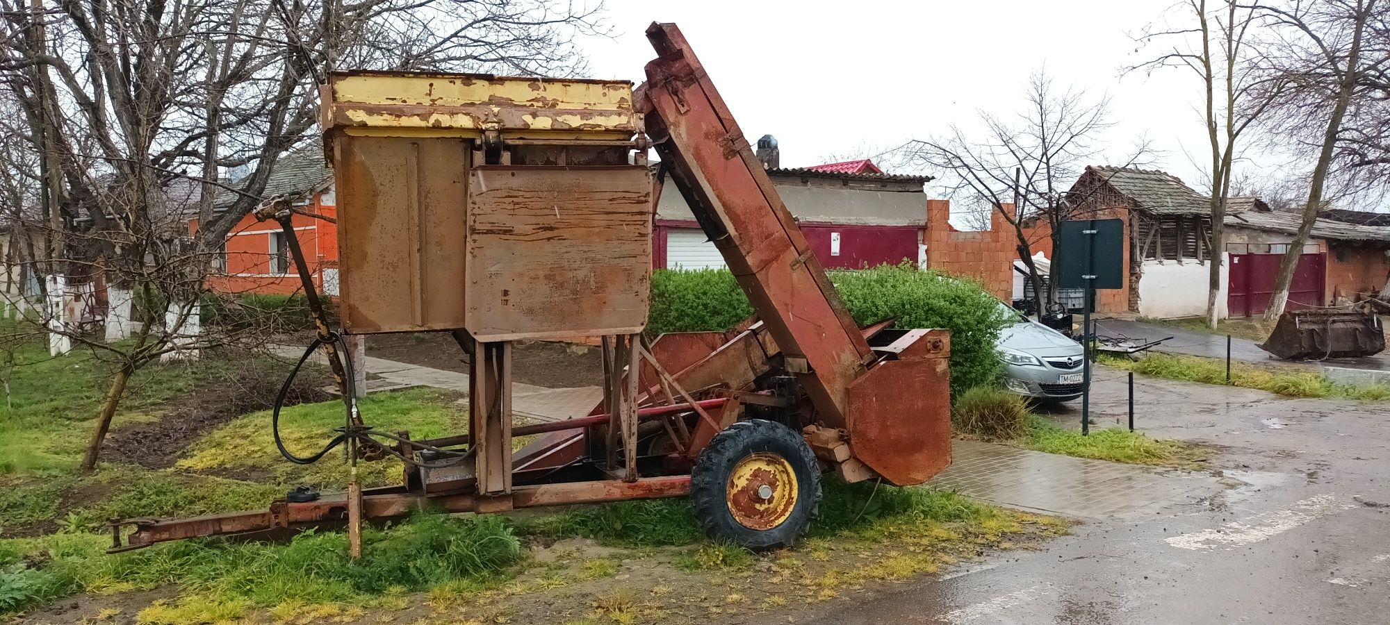 Vand tractor massey ferguson plus utilaje