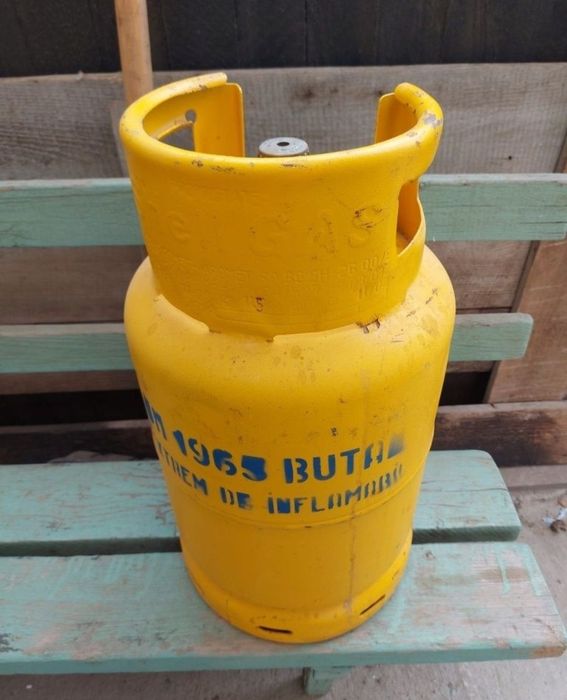 Butelie cu guler aproape pe jumatate incarcata + aragaz de masa