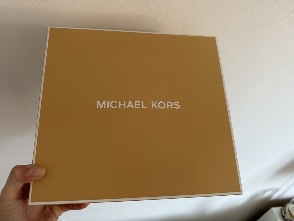 Продавам черна чанта & cardholder на Michael Kors