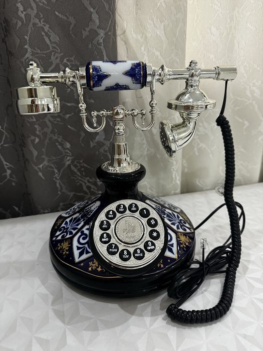 Стационарный телефон в винтажном стиле