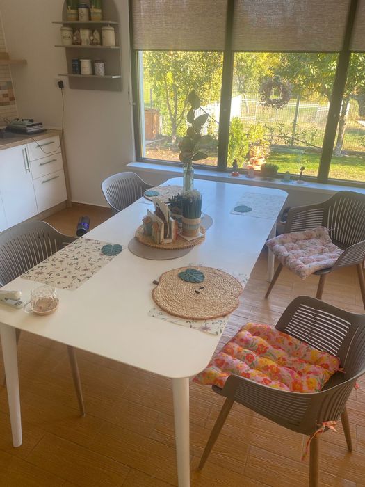 Vând o masă 190x90X72 înălțime albă lemn natural