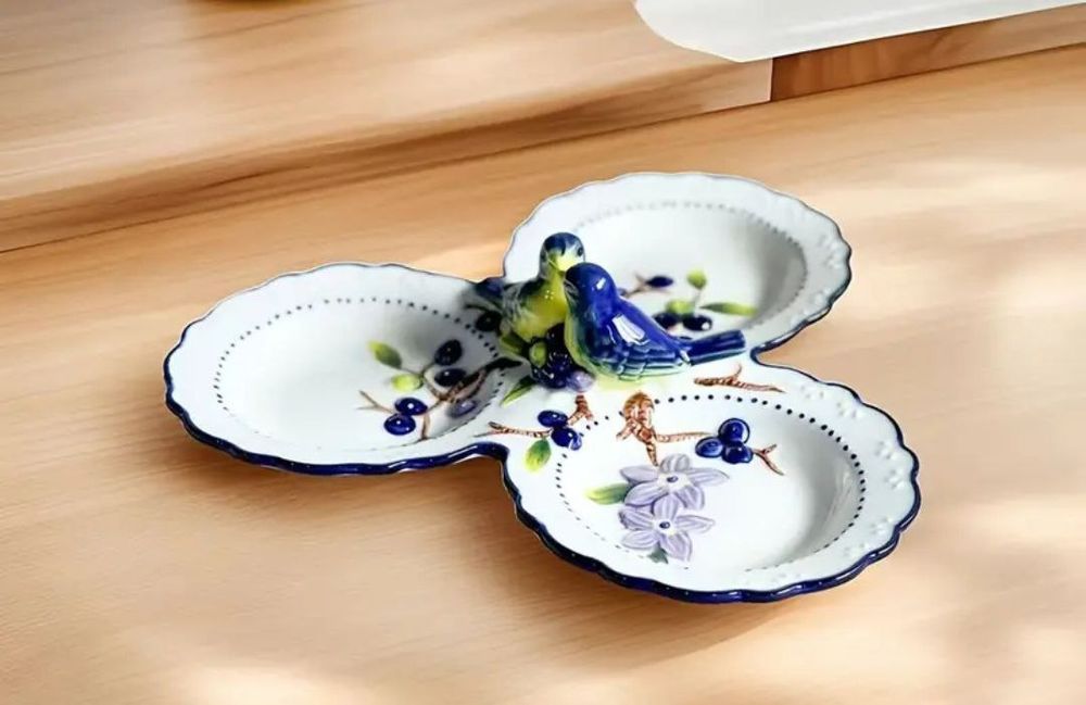 Шикарная менажница  ""ПТИЦЫ""
ОБЩИЙ ДИАМЕТР 27СМ
ДИАМЕТР 1СЕКЦИИ 13.5С