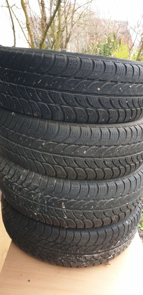 Vind cauciucuri 175/65R/15 ,Ford Fiesta de iarna aproape noi