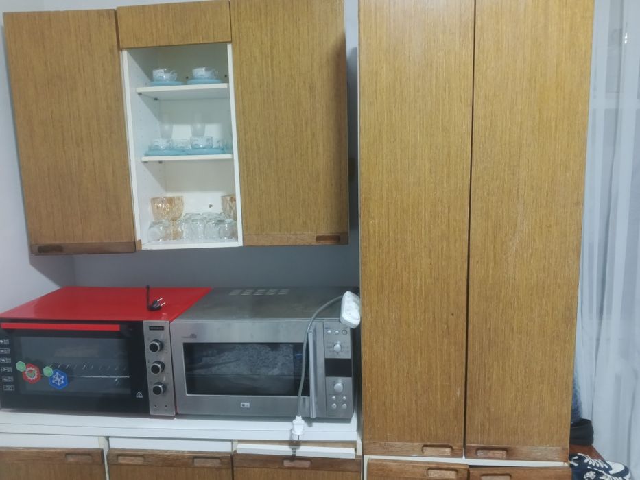 Кухиной мебел с бытовой техникой