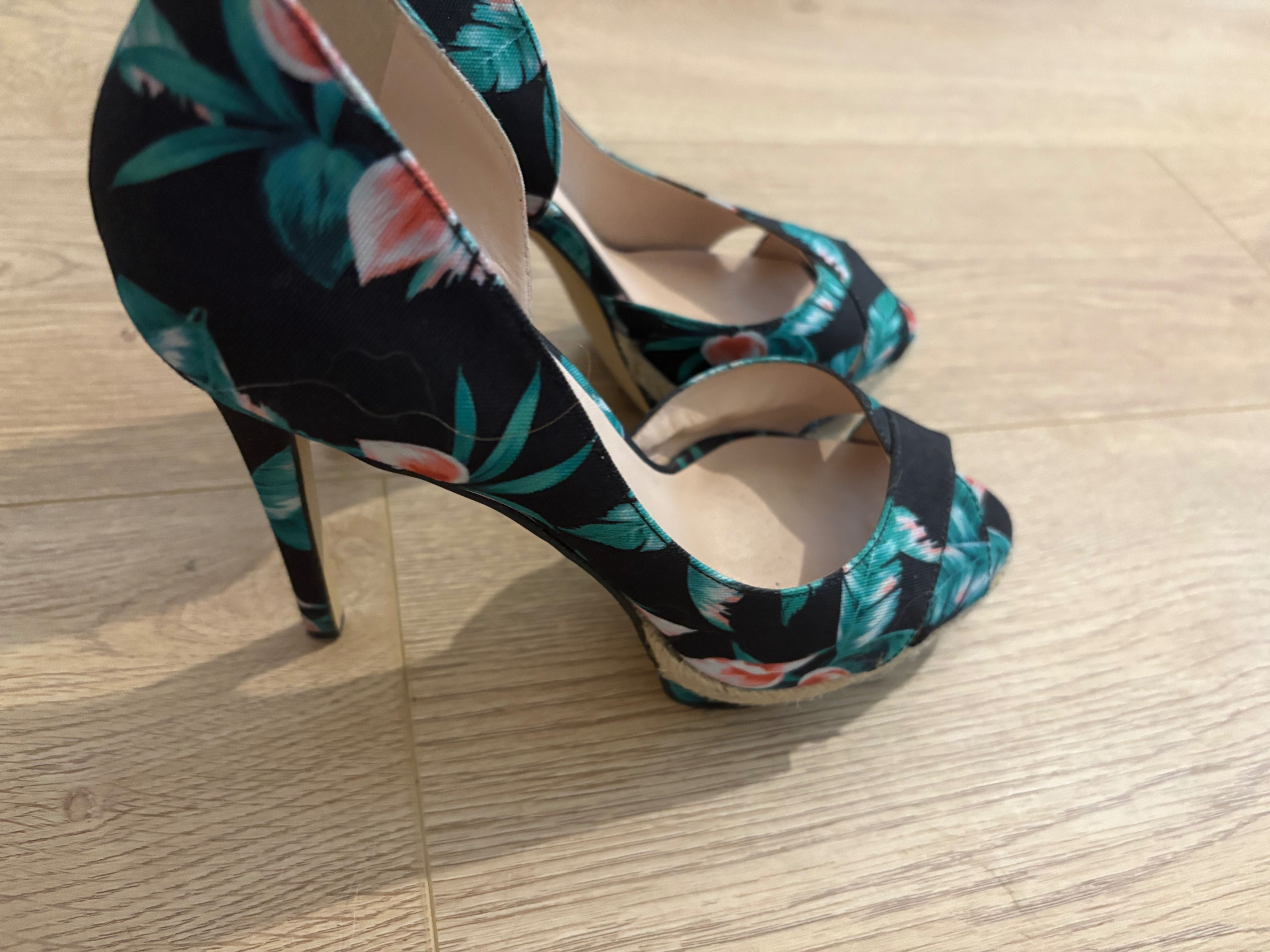Обувки на висок ток Guess