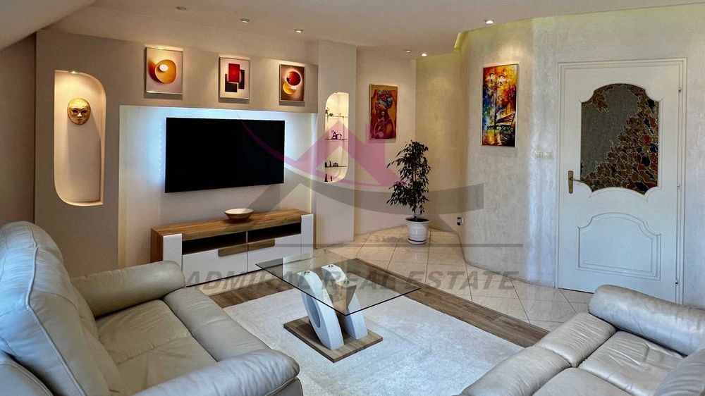 Дава се под наем Тристаен апартамент в Варна, Център - 110 кв.м за 900 € - Снимка #1