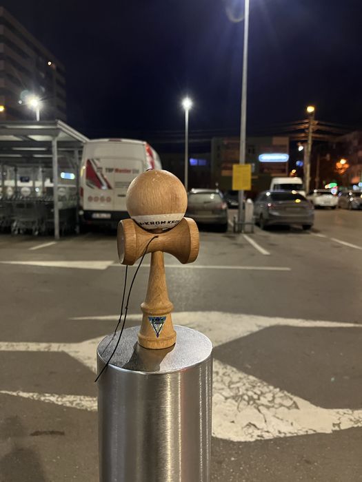 Kendama KROM 100 de lei