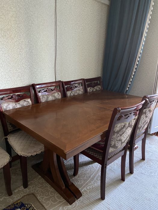 Стол и стулья для гостиной