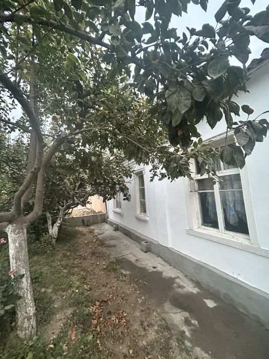 Кувасой шаҳри марказида хонадон сотилади