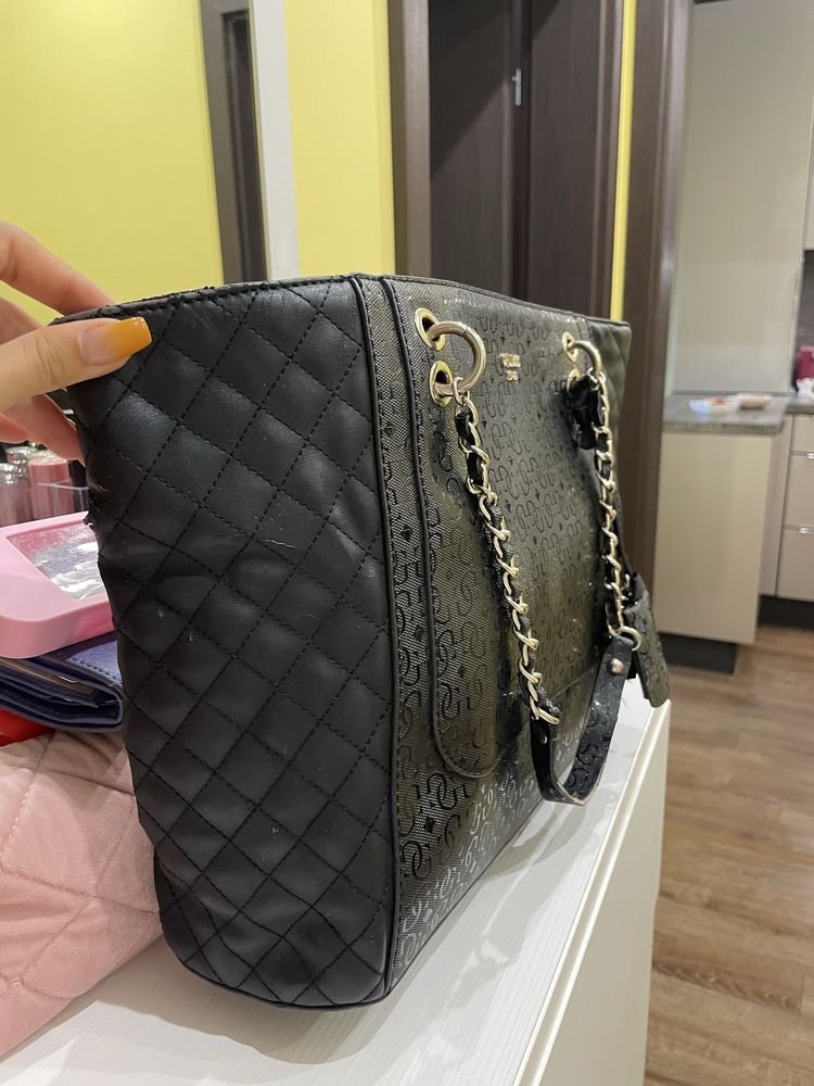 Дамска черна чанта Guess