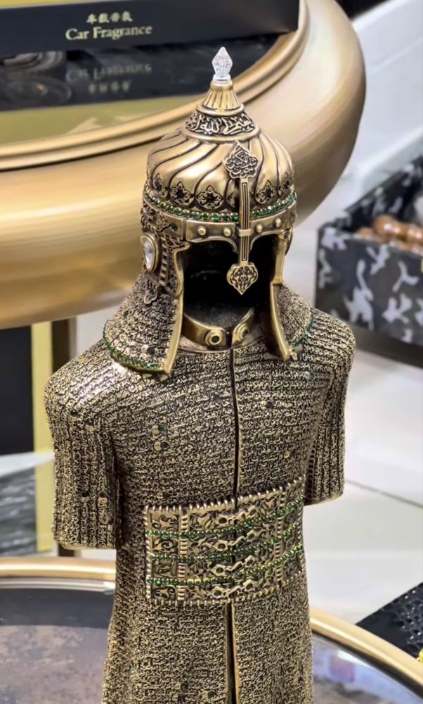Qadimiy jangchilar ilhomida yaratilgan suvenir sovut