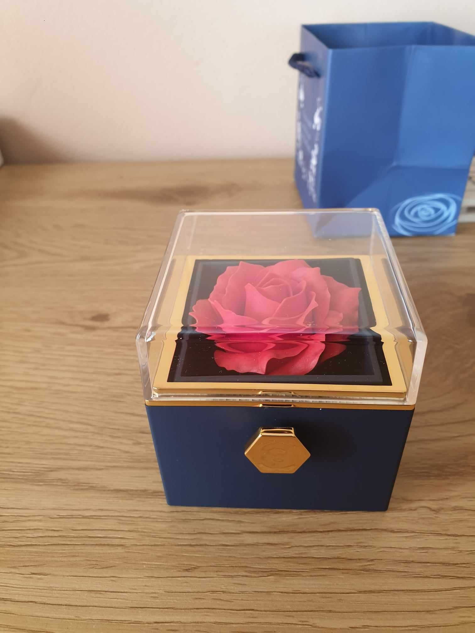 Trandafir criogenat în cutie cu sistem rotativ