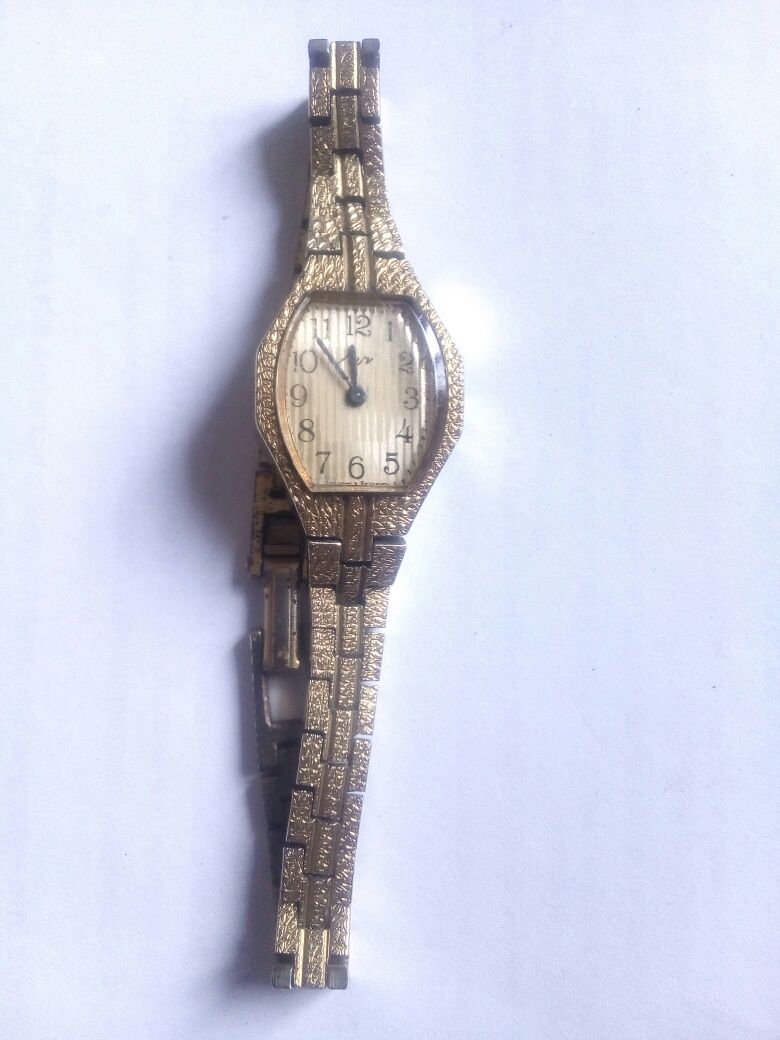 Часы женские с браслетом "Луч" в отличном  состоянии.