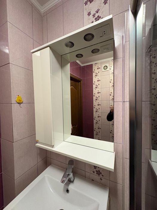 Срочно продам полку для ванной с зеркалом