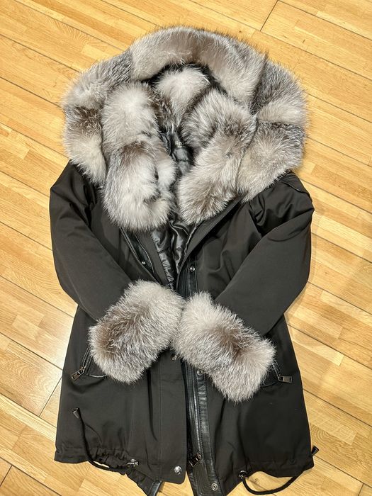 Geaca cu blana de vulpe argintie, accesorizata