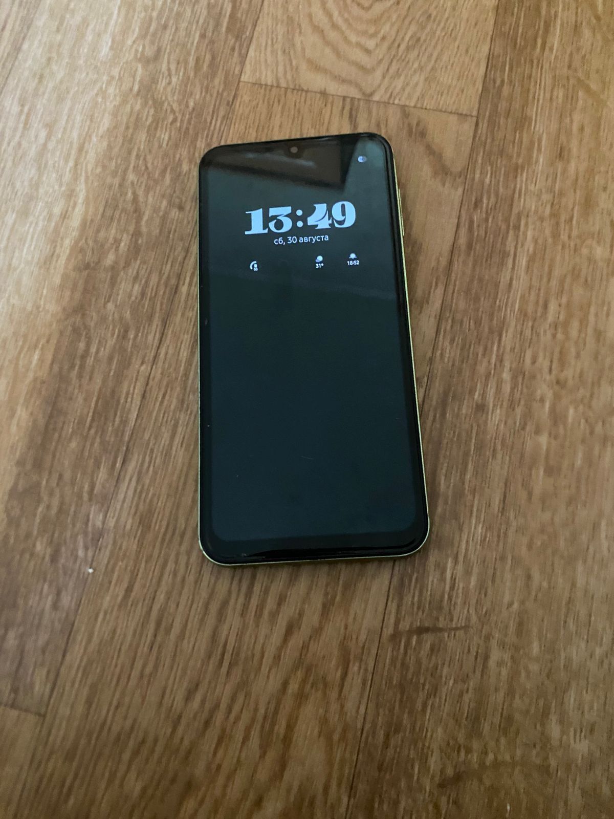 Samsung A24 в лаймовом цвете