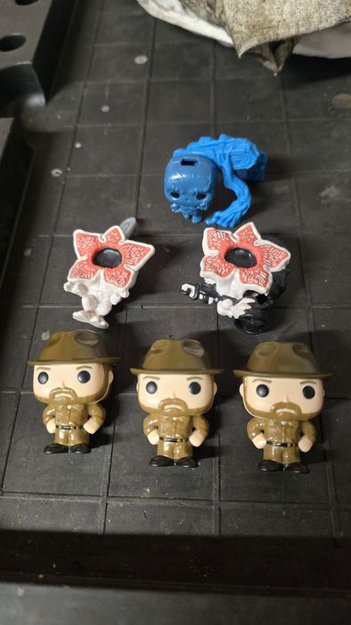 Stranger things kinder joy la schimb sau vand