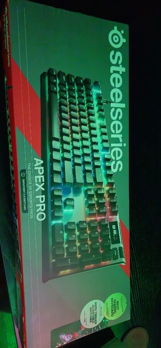 Tastatură SteelSeries și Razer