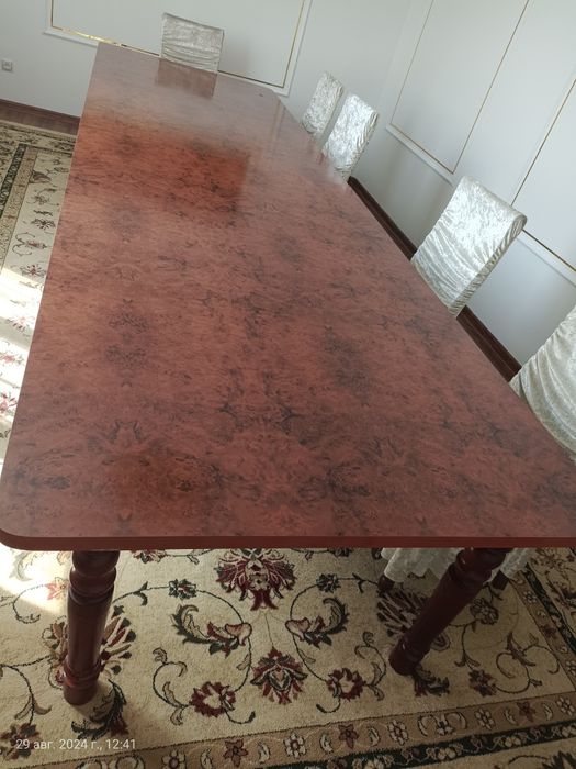 Қонақ бөлмеге стол +12 орындығымен  .