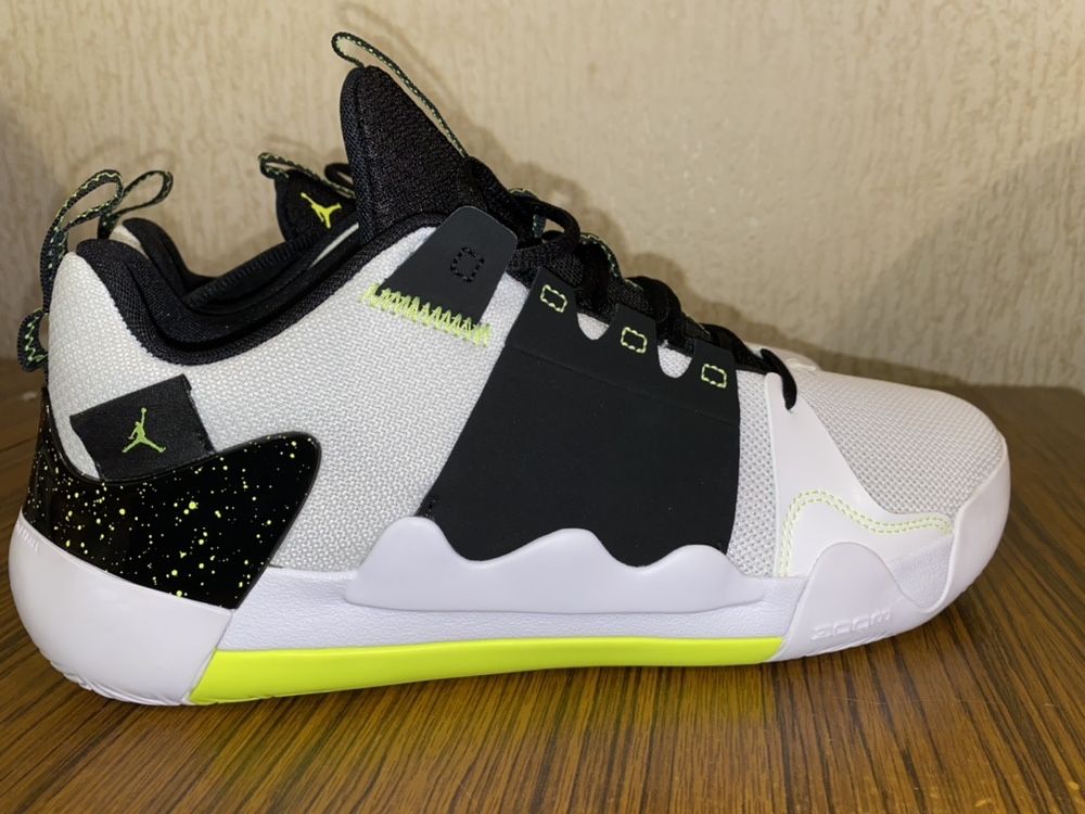 JORDAN ZOOM Zero Gravity Black White Volt