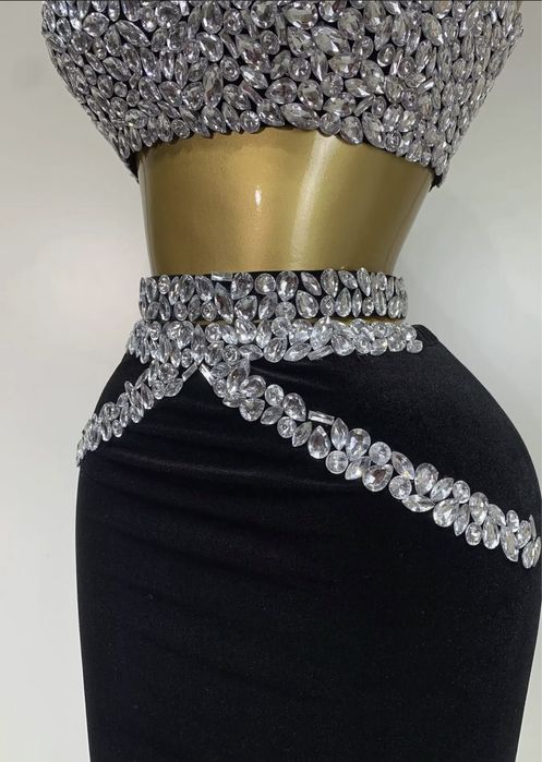 Комплект с камъни-топ, пола, коланче за талията