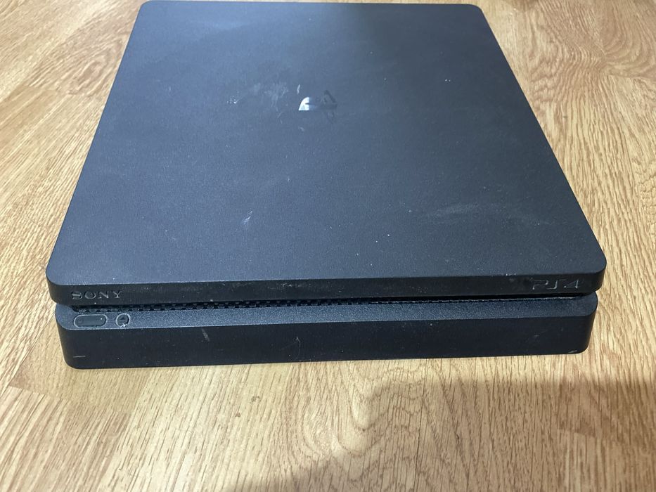 PS 4 Slim 1TB+ 4 jocuri si 3 manete ( una prin fir )