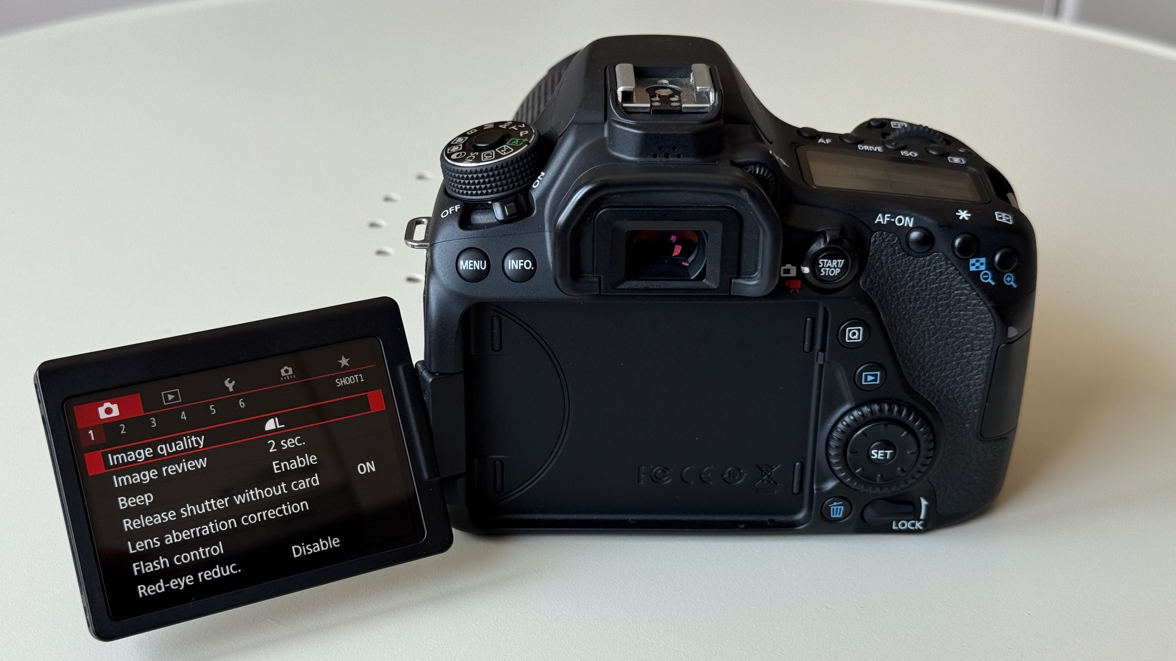 Cameră digitală Canon EOS 80D + EF-S 15-85 IS + accesorii