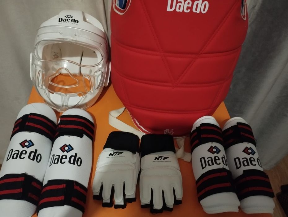 Taekwondo защитная экипировка Daedo. Полный комплект. С 11 до 15 лет