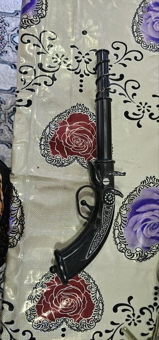 antikvar pistolet suvener sotiladi