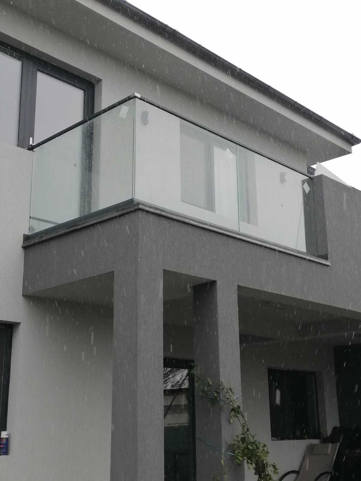 Balustradele din sticlă cu profil de aluminiu